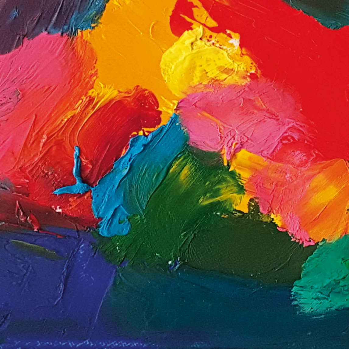 Ein Nahaufnahmebild eines farbenprächtigen, abstrakten Ölgemäldes, das eine lebendige Mischung aus Rot, Gelb, Pink, Grün und Blau zeigt. Die Farben...